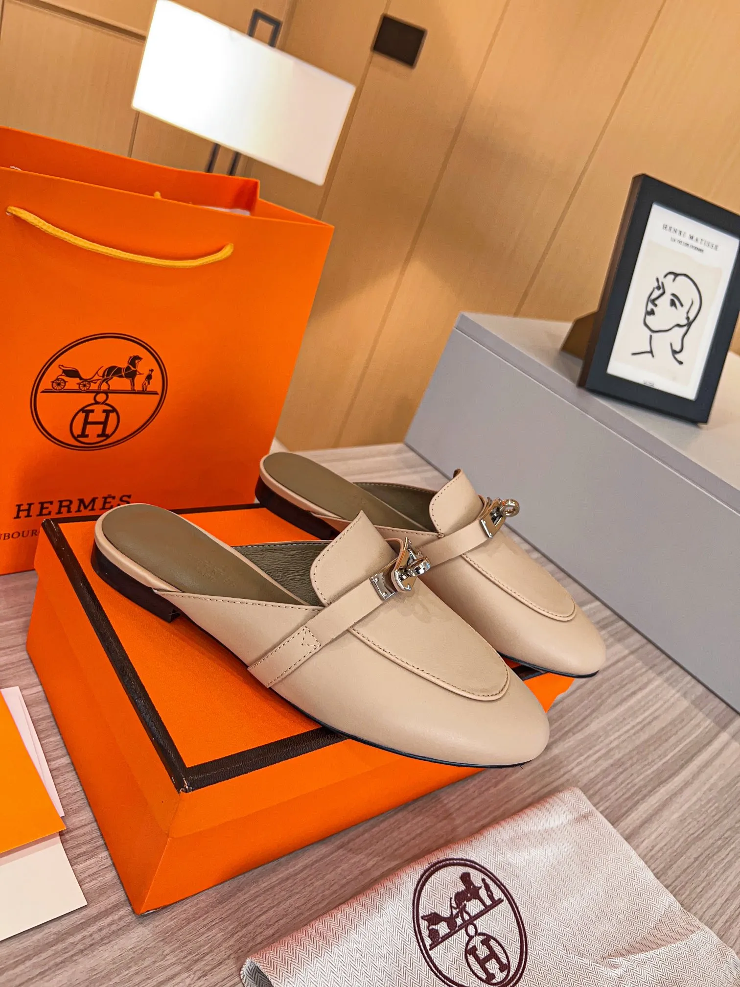 👟👟Ex-factory price 560👟👟 🐎2023 top product Hermes new genuine handmade shoes, purely handmade, a must-collect item! The perfect holiday accessory! Our pursuit of quality products is always the best! Don't give in! Comfort and originality, not following trends, and not deliberately expressing oneself are the consistent pursuits of Hermes and its fans! [Material] ✅Upper: Hermers original calfskin ✅Foot pads: Made of imported original fabric 5D color printed pads ✅Outsole: Italian genuine leather outsole (pursuing top walking comfort) [Number of codes] 34-42 [Packaging] Comes with a full set of original packaging, code 35-42